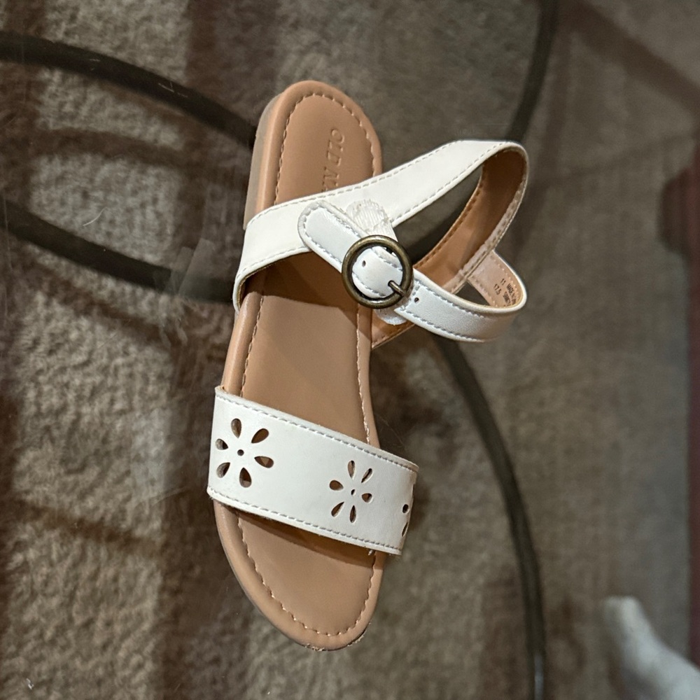 White Sandals with Cutout Design Old Navy. Gently worn